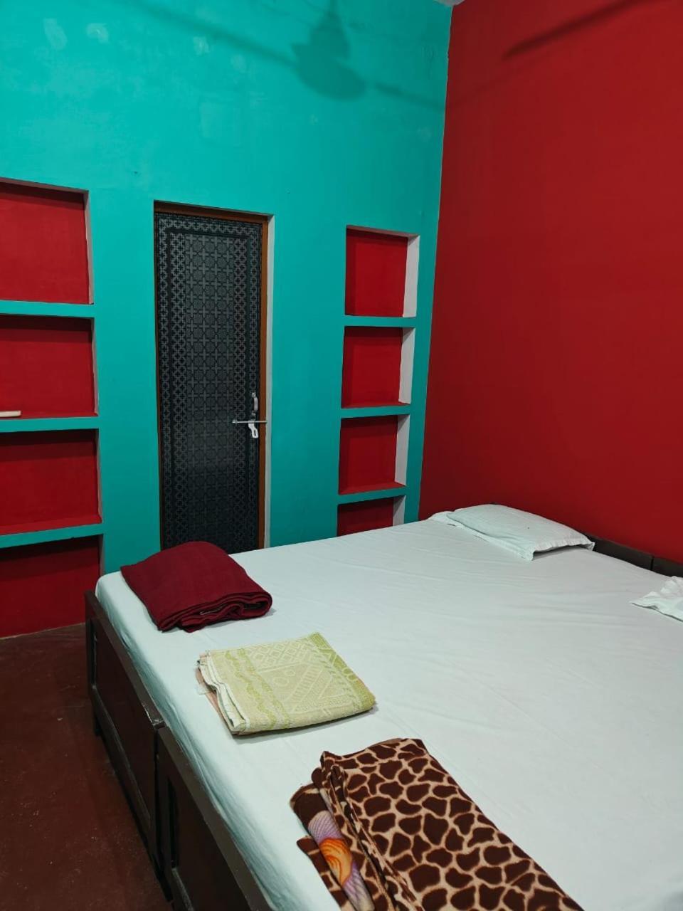 Vishnu Rest House Varanasi Exterior foto